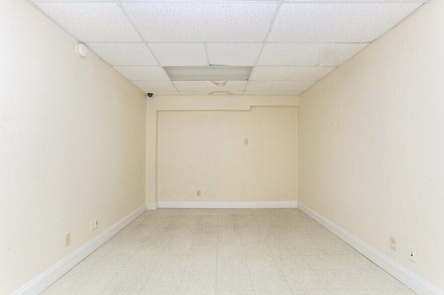 More Photos Of 4139 Gardendale St, San Antonio Office For Sale