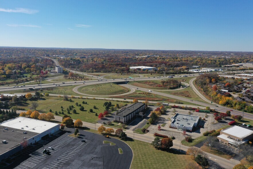 More Photos Of 400-440 Airport Rd, Elgin Warehouse For Lease