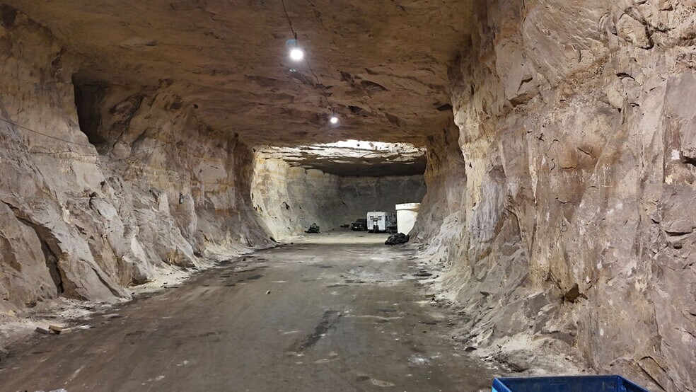 More Photos Of 20 Cave Industrial dr, Crystal City Industrial For Sale