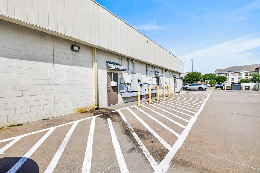 More Photos Of 108 E Us Highway 80, Forney Freestanding For Lease