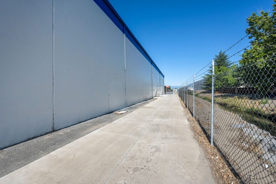 More Photos Of 575-585 Reactor Way, Reno Distribution For Lease