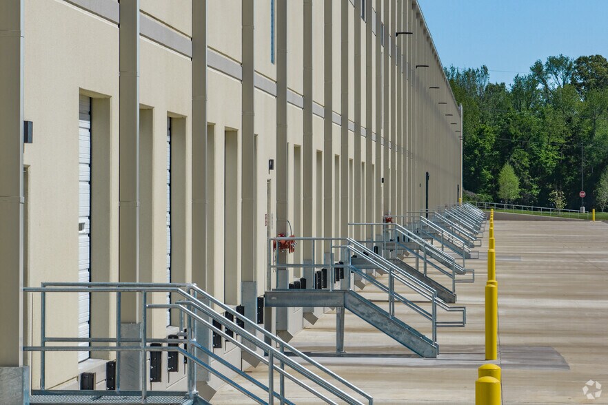 More Photos Of 3715 US Hwy 51, Southaven Distribution For Lease