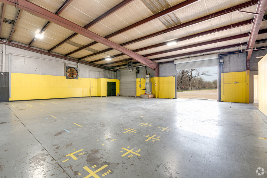 More Photos Of 2333 Delante St, Haltom City Unknown For Lease