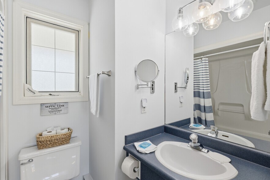 More Photos Of 7001 Savona Access Rd, Thompson-Nicola Hotel For Sale