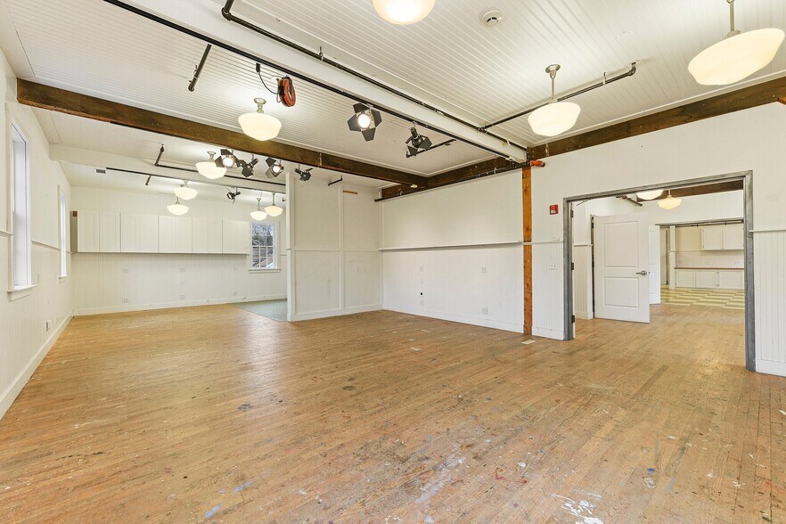 More Photos Of 136 Main St, Amagansett Storefront Retail Office For Sale