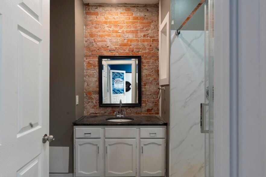 More Photos Of 21 Market Pl, Stratford Storefront Retail Residential For Sale