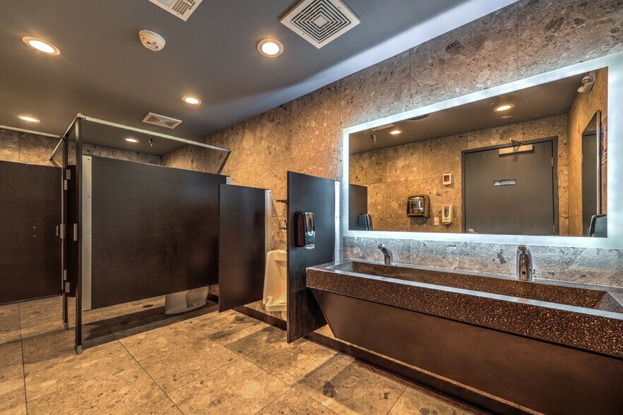 More Photos Of 5321 Cameron St, Las Vegas General Retail For Lease