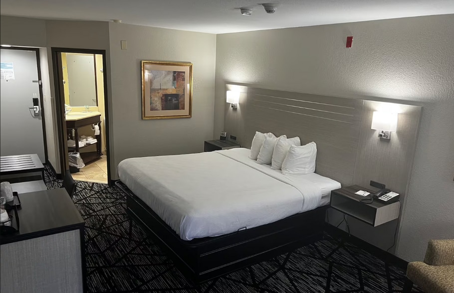 More Photos Of 40 New Garver Rd, Monroe Hotel For Sale