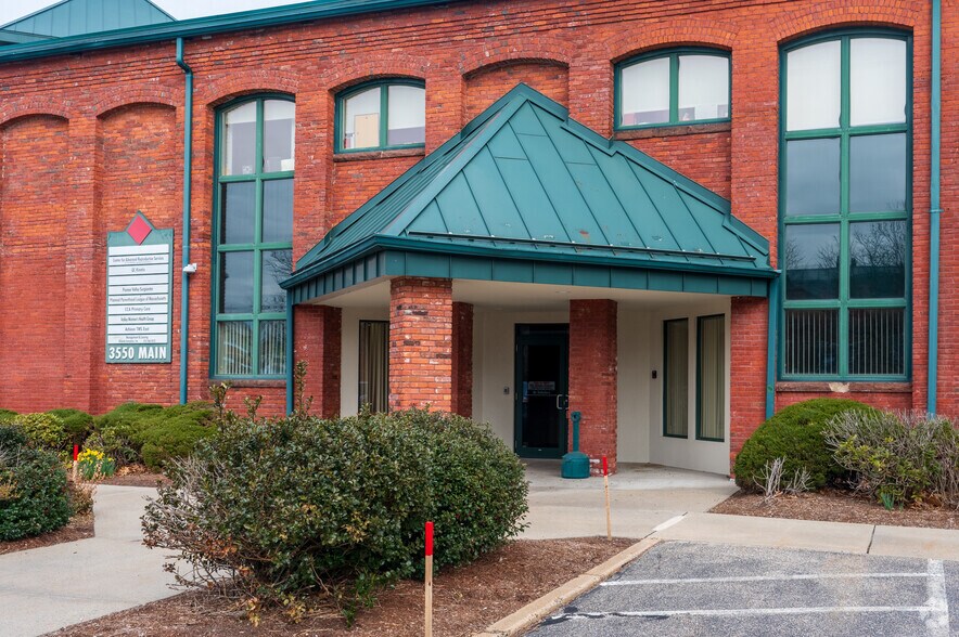 More Photos Of 3550 Main St, Springfield Medical For Lease