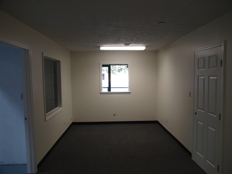 More Photos Of 297 Industrial Park Dr, Lawrenceville Warehouse For Lease