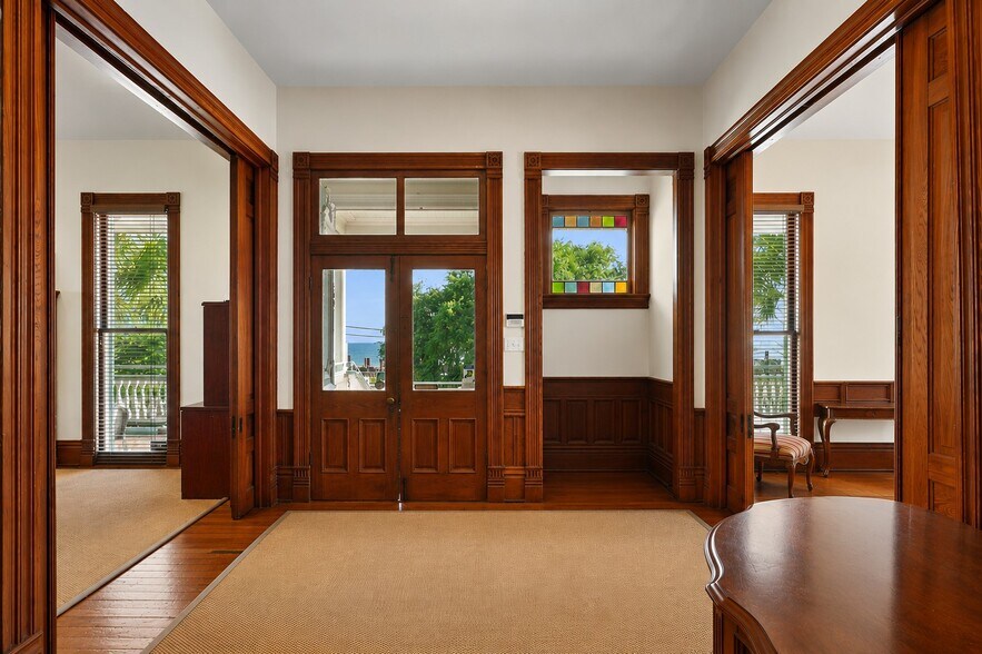 More Photos Of 2001 Lakeshore Dr, Mandeville Office For Sale