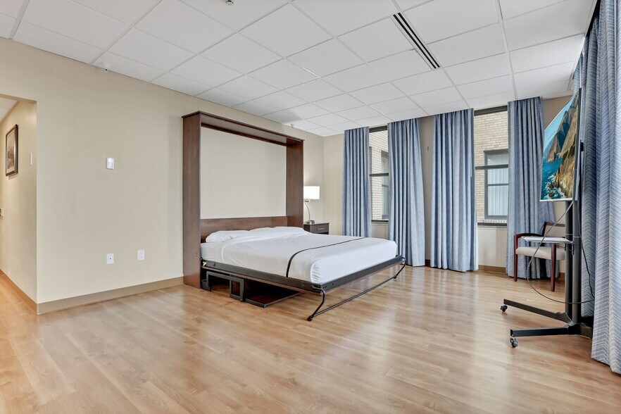 More Photos Of 301 Broadway, Lorain Hotel For Lease
