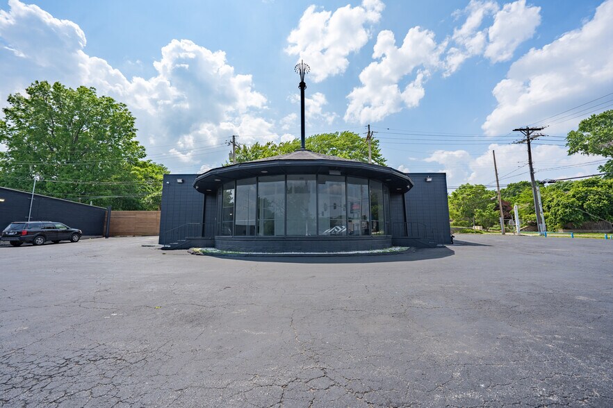 More Photos Of 5900 Troost Ave, Kansas City Showroom For Lease