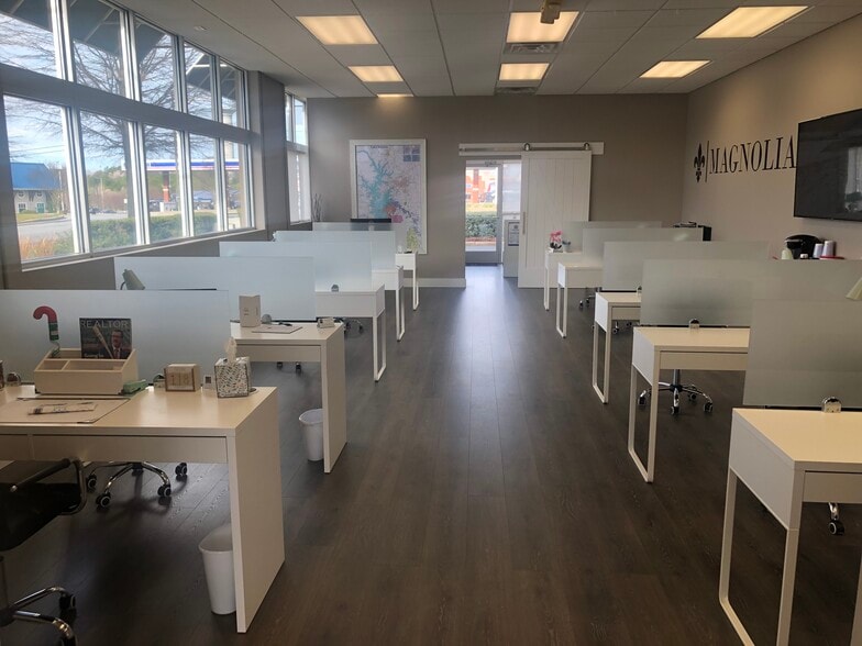 More Photos Of 842 Williamson Rd, Mooresville Unknown For Lease