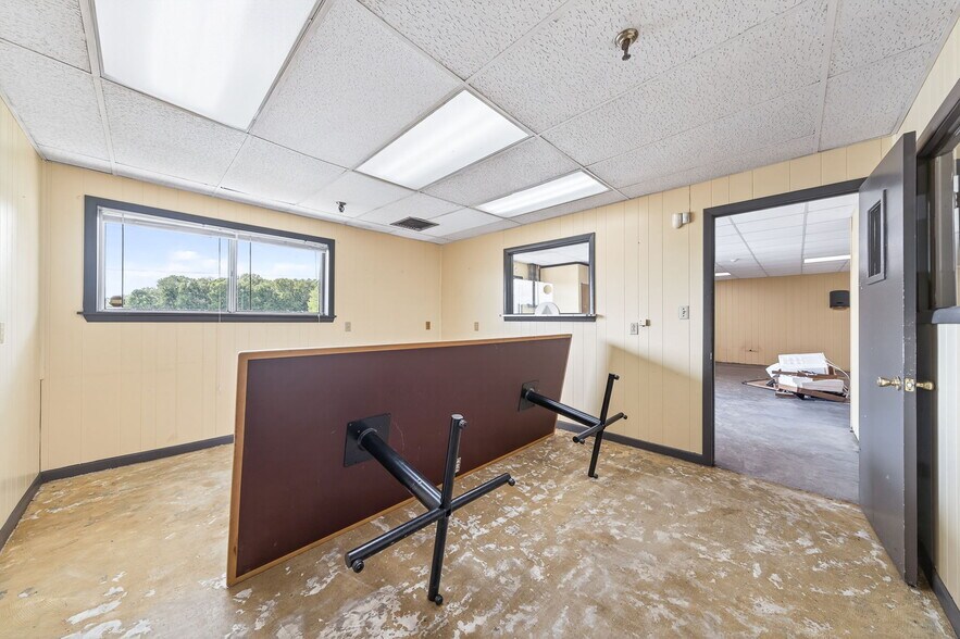 More Photos Of 167 Industrial Park Cir, Livingston Manufacturing For Lease