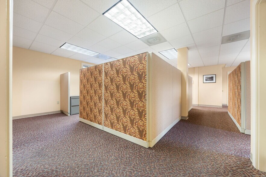 More Photos Of 828 Lynn Fells Pky, Melrose Office For Lease