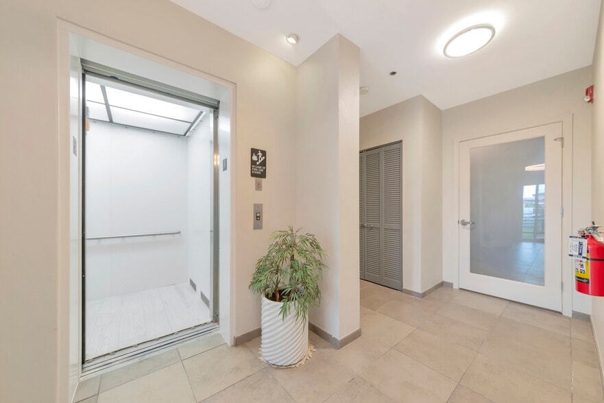 More Photos Of 1345 2nd St, Sarasota Office Residential For Sale