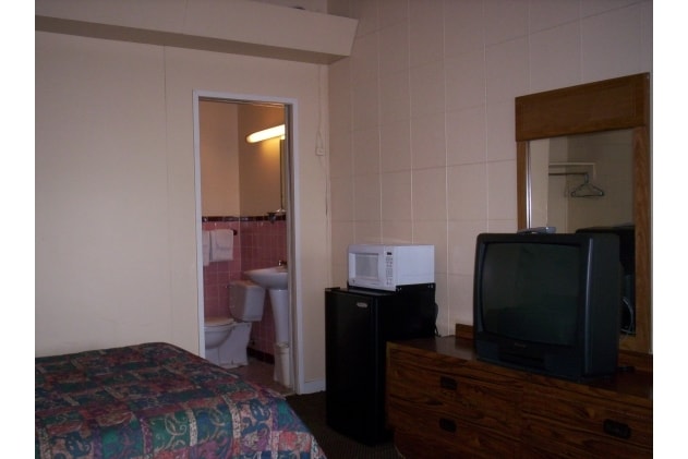 More Photos Of 608 S Gateway Ave, Rockwood Hotel For Sale