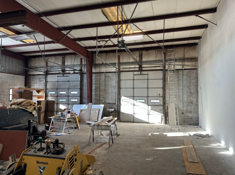 More Photos Of 9735 Gravois Rd, Affton Warehouse For Lease