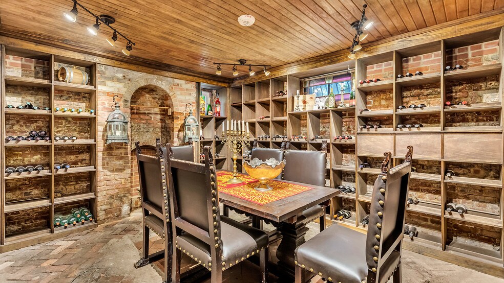 More Photos Of 119 E 37th St, Savannah Restaurant For Sale