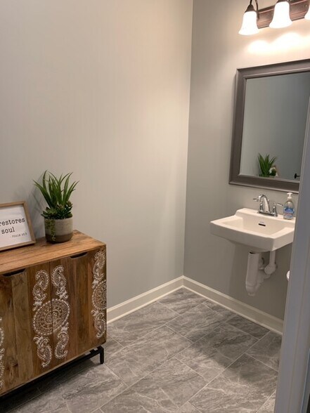 More Photos Of 7947 Players Forest Dr, Memphis Office For Lease