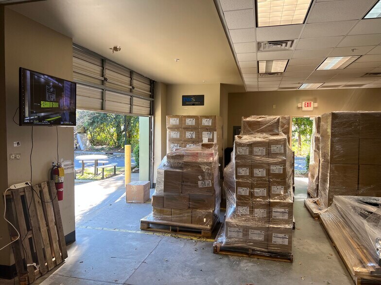 More Photos Of 547 Long Point Rd, Mount Pleasant Flex For Lease