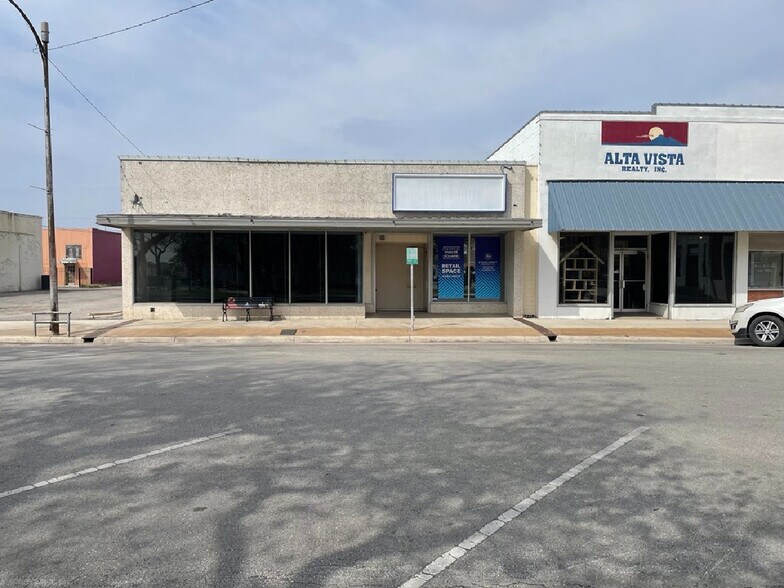 Primary Photo Of 115-117 N West St, Uvalde Unknown For Lease