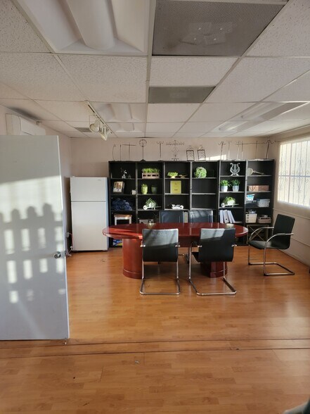 More Photos Of 219 E 32nd St, Los Angeles Warehouse For Lease