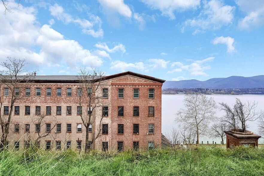 More Photos Of 302 N Water St, Newburgh Specialty For Lease