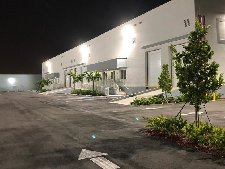 More Photos Of 7900 NW 71st St, Miami Warehouse For Lease