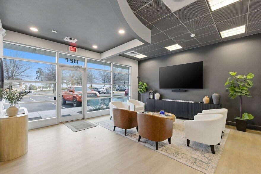 More Photos Of 142 S Cardigan Way, Mooresville Flex For Lease