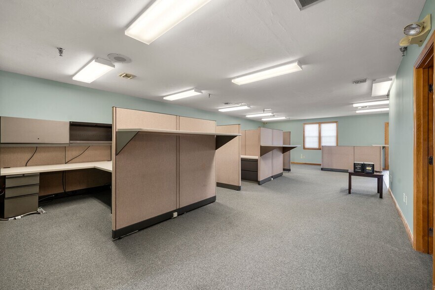 More Photos Of 4-6 Barlows Landing Rd, Pocasset Storefront Retail Office For Sale