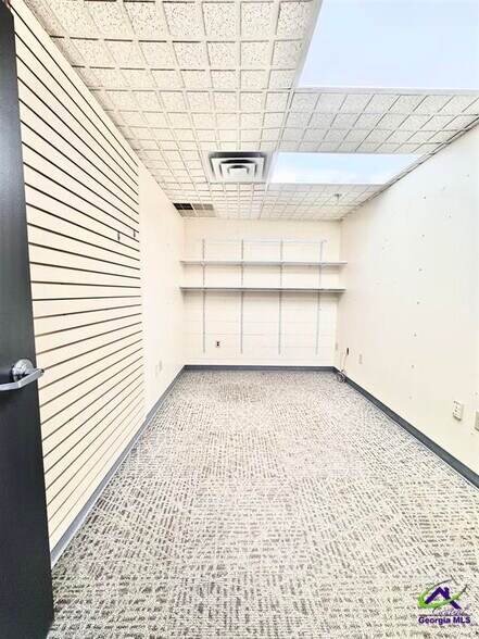 More Photos Of 801 Valley Dr, Perry Distribution For Lease