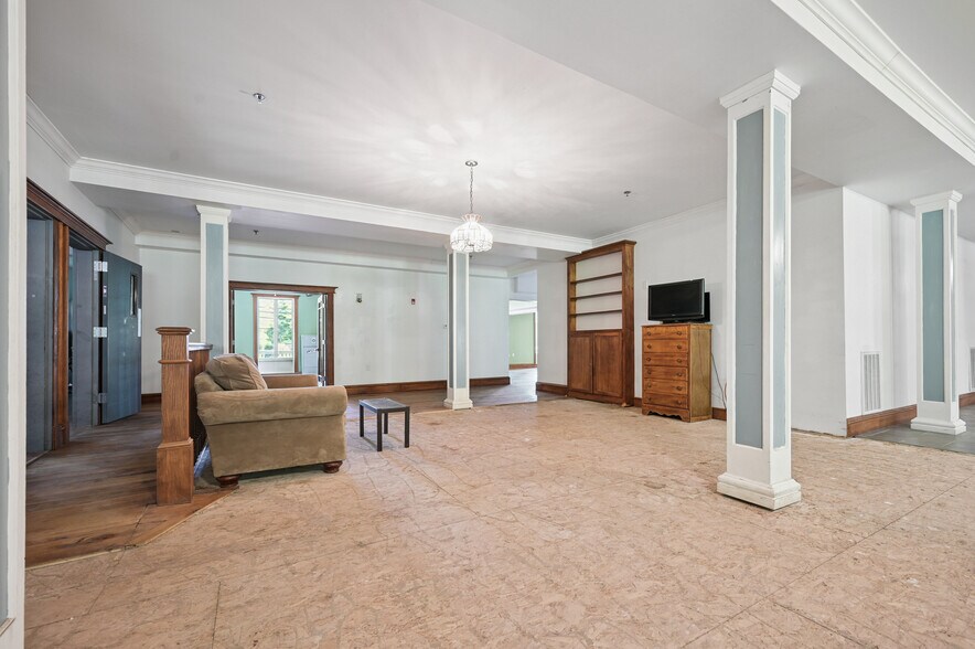 More Photos Of 56 Main St, Stamford Hotel For Sale