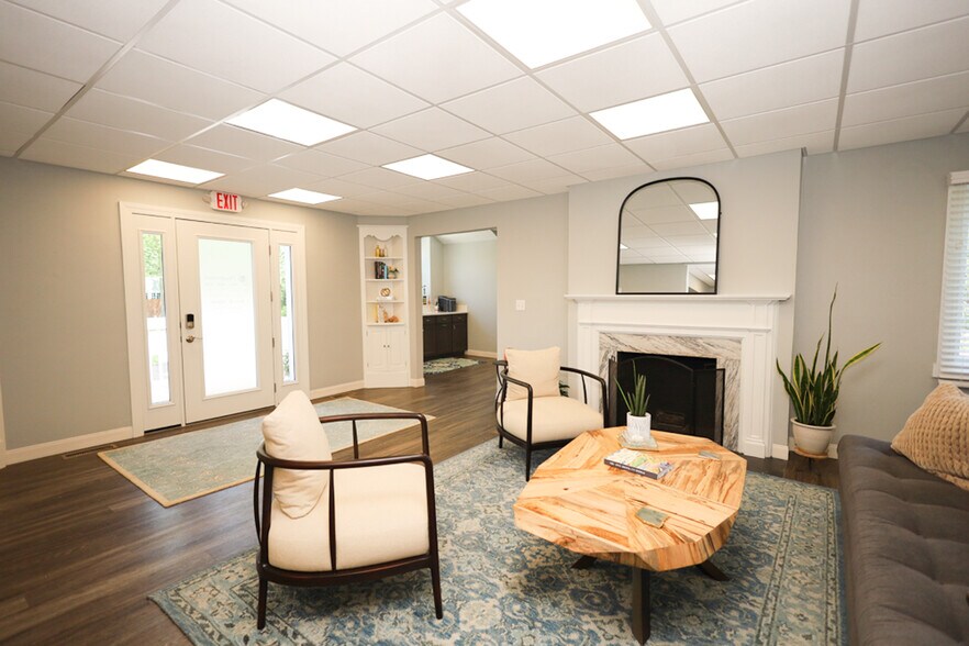 More Photos Of 235 W Franklin St, Centerville Storefront Retail Office For Lease