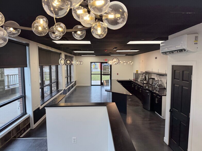 More Photos Of 109 S Bridge St, Yorkville Storefront Retail Residential For Lease