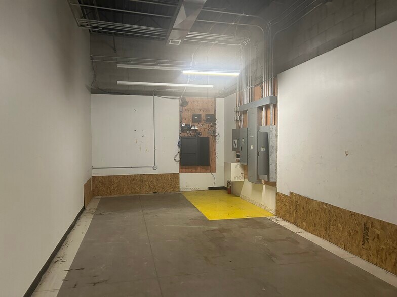 More Photos Of 2250 W Davison, Detroit Freestanding For Lease