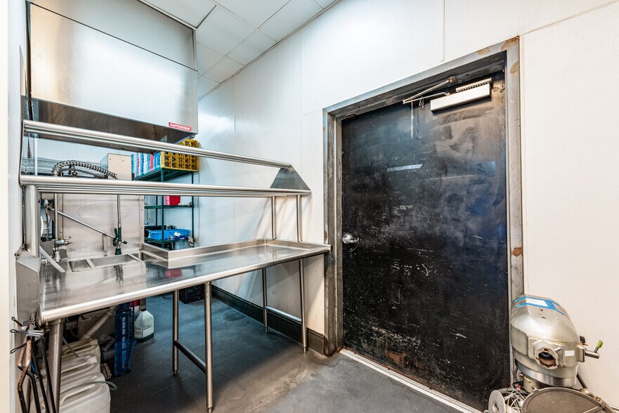 More Photos Of 4757 The Grove Dr, Windermere General Retail For Sale