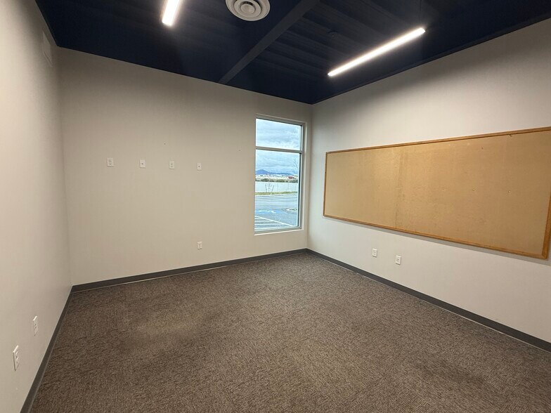 More Photos Of 3801 W Riverbend Ave, Post Falls Office For Sale