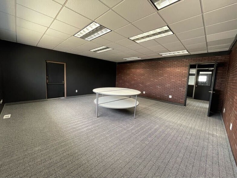 More Photos Of 25315 Kean St, Dearborn Light Distribution For Lease