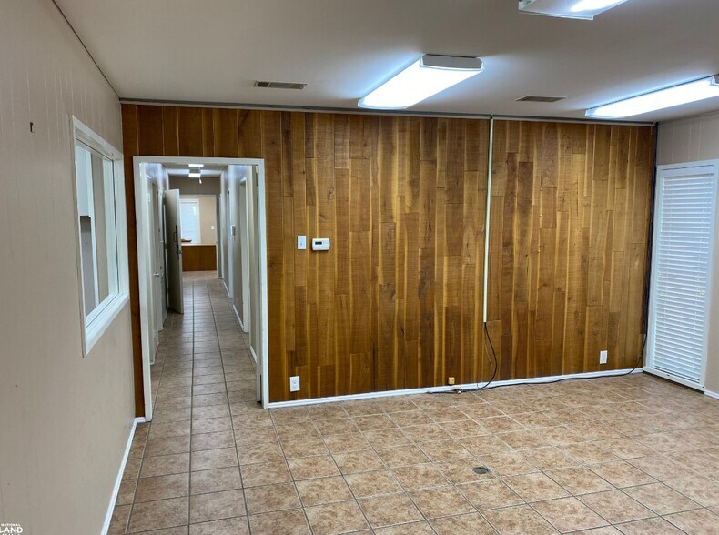 More Photos Of 1701 S Timber St, Stuttgart Office Residential For Sale