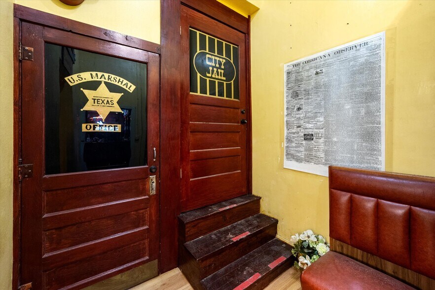 More Photos Of 107 S Beaton St, Corsicana Storefront For Sale