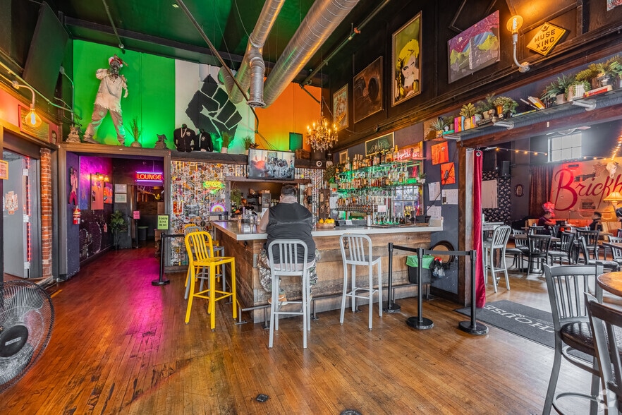 More Photos Of 1400 Main St, Vancouver Storefront For Sale