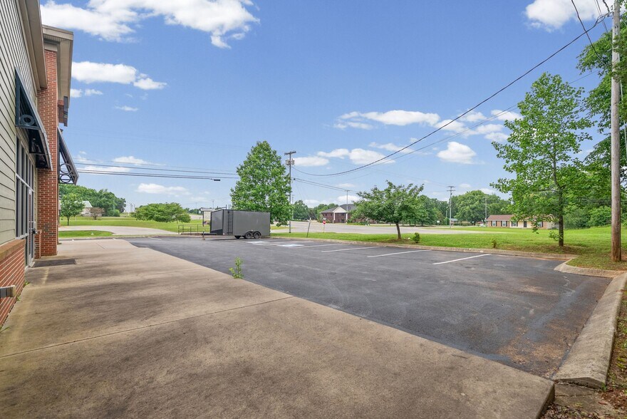 More Photos Of 2231 Stokes Rd, Clarksville Storefront Retail Office For Lease