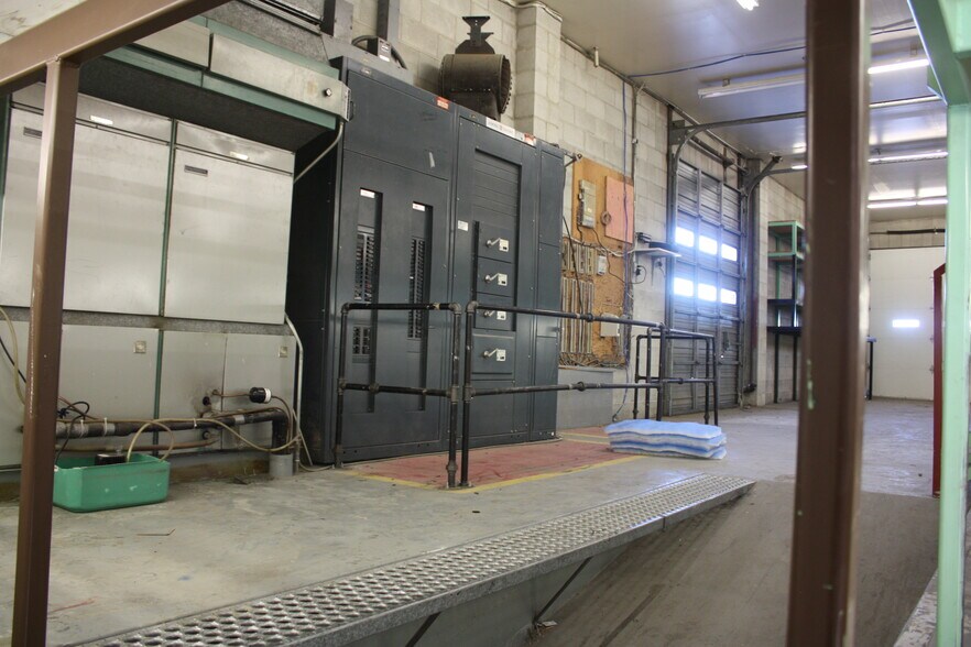 More Photos Of 934 E Wheeler Rd, Moses Lake Showroom For Sale