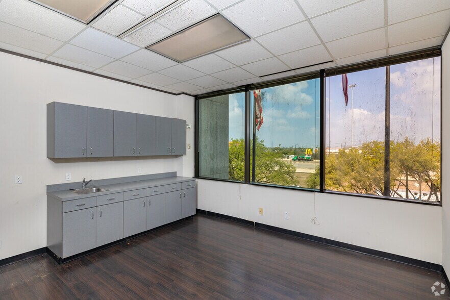 More Photos Of 3003 S Loop W, Houston Office For Lease