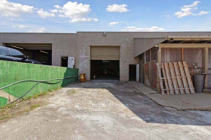 More Photos Of 4800 Joslyn Rd, Lake Orion Light Manufacturing For Sale