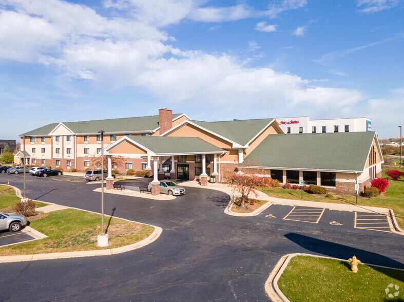 More Photos Of 175 Remington Blvd, Bolingbrook Hotel For Sale