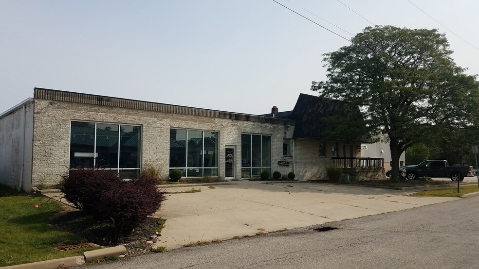 More Photos Of 10691 Kenwood Rd, Cincinnati Showroom For Lease