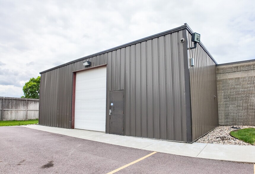 More Photos Of 1609 W 1st St, Sioux Falls Light Distribution For Sale